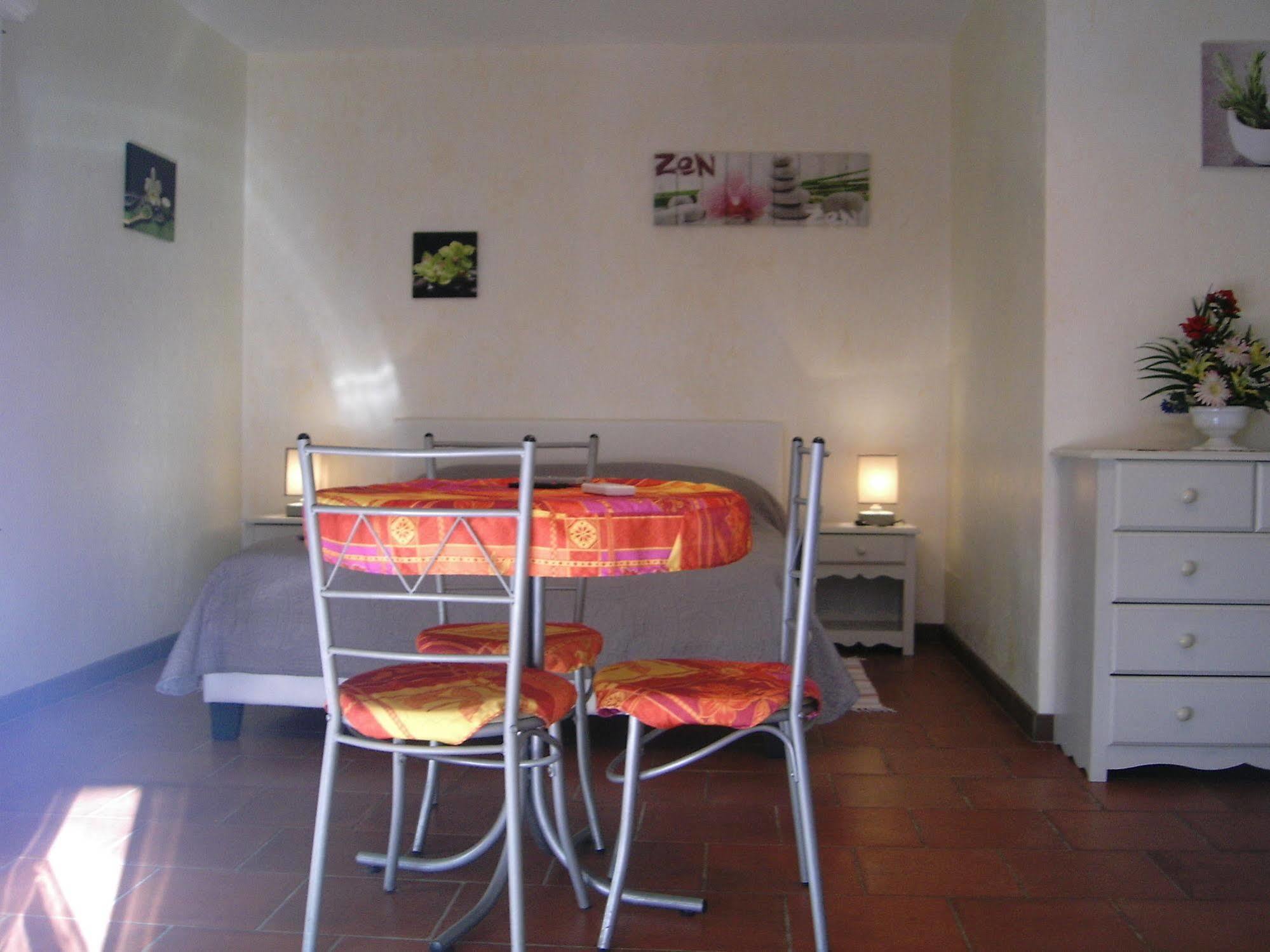 Mas Aurélia B&B Fréjus Esterno foto